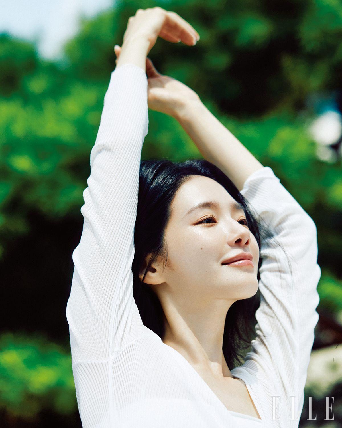 모처럼 아무 일정 없이 느긋하게 맞이한 박규영의 하루. 그녀가 휴식을 취하면서 중요하게 생각하는 부분은 ‘온전히 자신에게 집중하는 것’이다. 바쁜 스케줄 탓에 미뤄둔 스킨케어 리추얼 역시 나를 돌보는 시간이다. 풍부한 텍스처의 크렘 드 라 메르를 손끝 온기로 투명하게 녹여 얼굴에 펴 바르면, 피부 깊숙이 수분을 채워 탄탄한 피부로 가꿔준다. 미라클 브로스™와 라임 티 추출물이 결합된 항산화 시너지 효과는 자극받은 피부를 진정시키고 유해 환경으로부터 피부를 보호해줘 야외 활동 시에도 흔들림 없는 피부 컨디션을 유지해 준다. 카디건은 Citta.