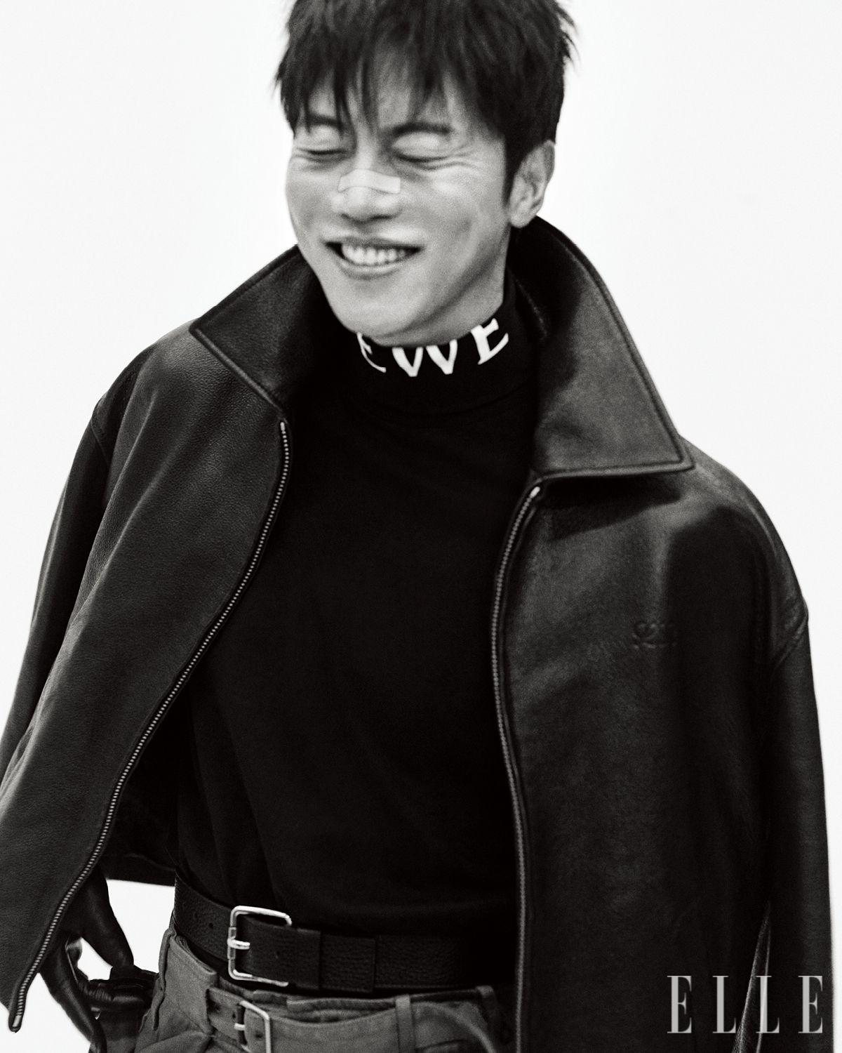 브라운 레더 재킷과 블랙 코튼 터틀넥, 카고 팬츠, 벨트는 모두 Loewe. 글러브는 스타일리스트 소장품.
