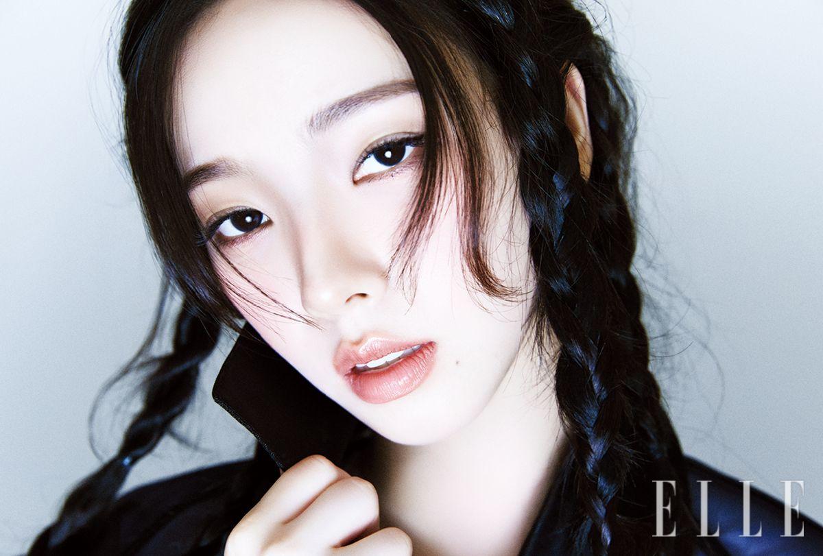 코트는 Prada.