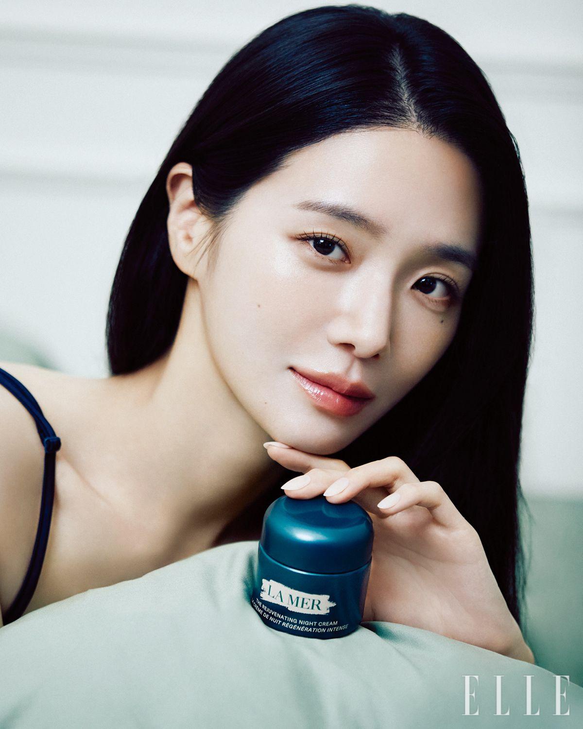 낮 동안 끊임없이 쏟아지는 외부 자극으로부터 스스로를 방어하던 피부는 밤이 되면 안도의 숨을 내쉬며 회복 모드로 전환된다. 밤은 피부가 유효 성분을 가장 유연하게 받아들이는 시간이다. 평소 나이트 스킨케어 리추얼에 공을 들이는 박규영 역시 밤이 지닌 회복의 힘을 누구보다 잘 알고 있다. 이 온전한 휴식을 위해 그녀가 눈여겨본 아이템은 바로 라 메르의 ‘리쥬비네이팅 나이트 크림’. 낮 동안 자극받고 지친 피부를 편안하게 진정시키는 건 물론, 피부 깊숙이 풍부한 수분을 빈틈없이 채워 맑고 매끄러운 피부를 완성해 준다. 리쥬비네이팅 나이트 크림, 60ml 68만9천원대, La Mer.