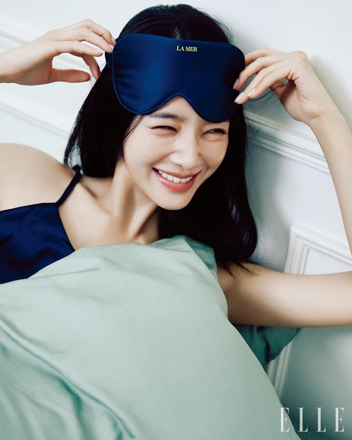 화보 촬영이 막바지에 다다랐을 때, 박규영을 사로잡은 것은 다름 아닌 크림의 기분 좋은 텍스처였다. 마지막 컷을 위해 직접 크림을 펴 바르고 침대 위에서 포즈를 취하면서 진가를 직접 체감한 것. ‘NEW 바이오-미메틱 스트럭처’는 피부에 닿자마자 부드럽게 녹아들면서 베개에 묻어나지 않는 깔끔한 밀착력 덕분에, 어떤 뒤척임이나 포즈에도 완벽한 자유를 선사한다.