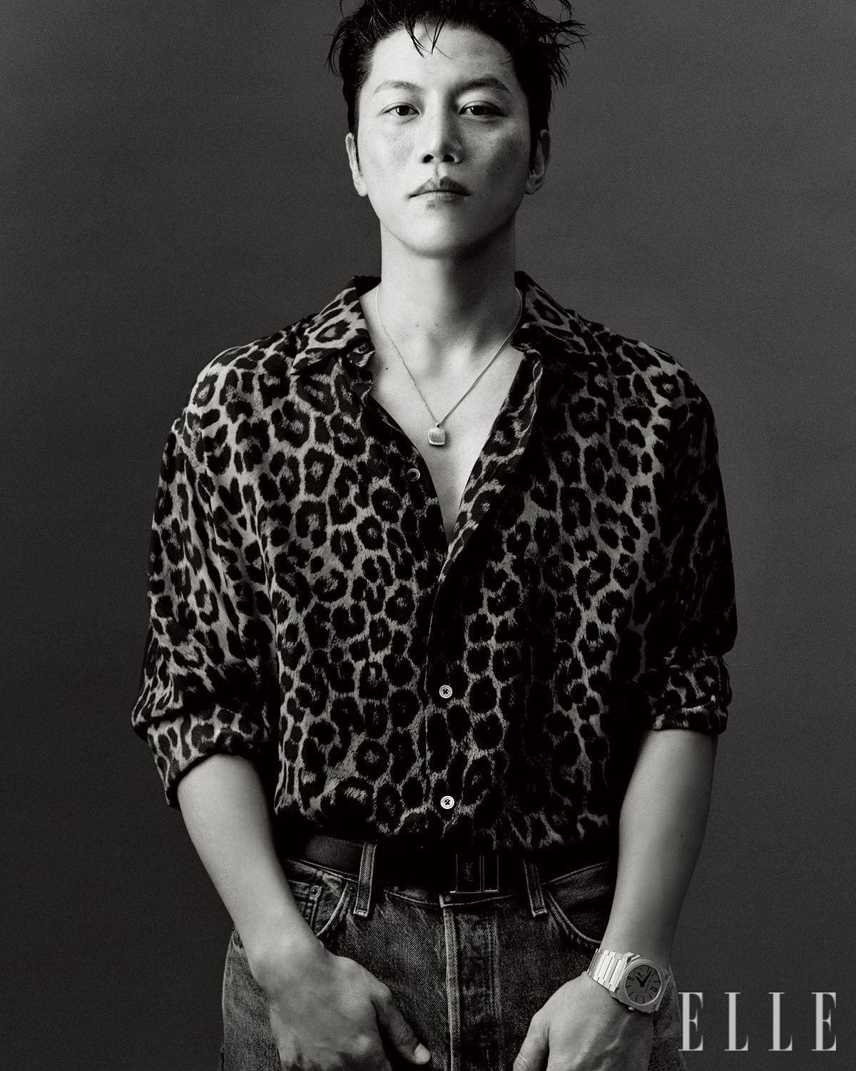 레오퍼드 실크 셔츠는 Tom Ford. 데님 팬츠는 Cos. 골드 워치는 Bvlgari. 네크리스는 Tom Wood.