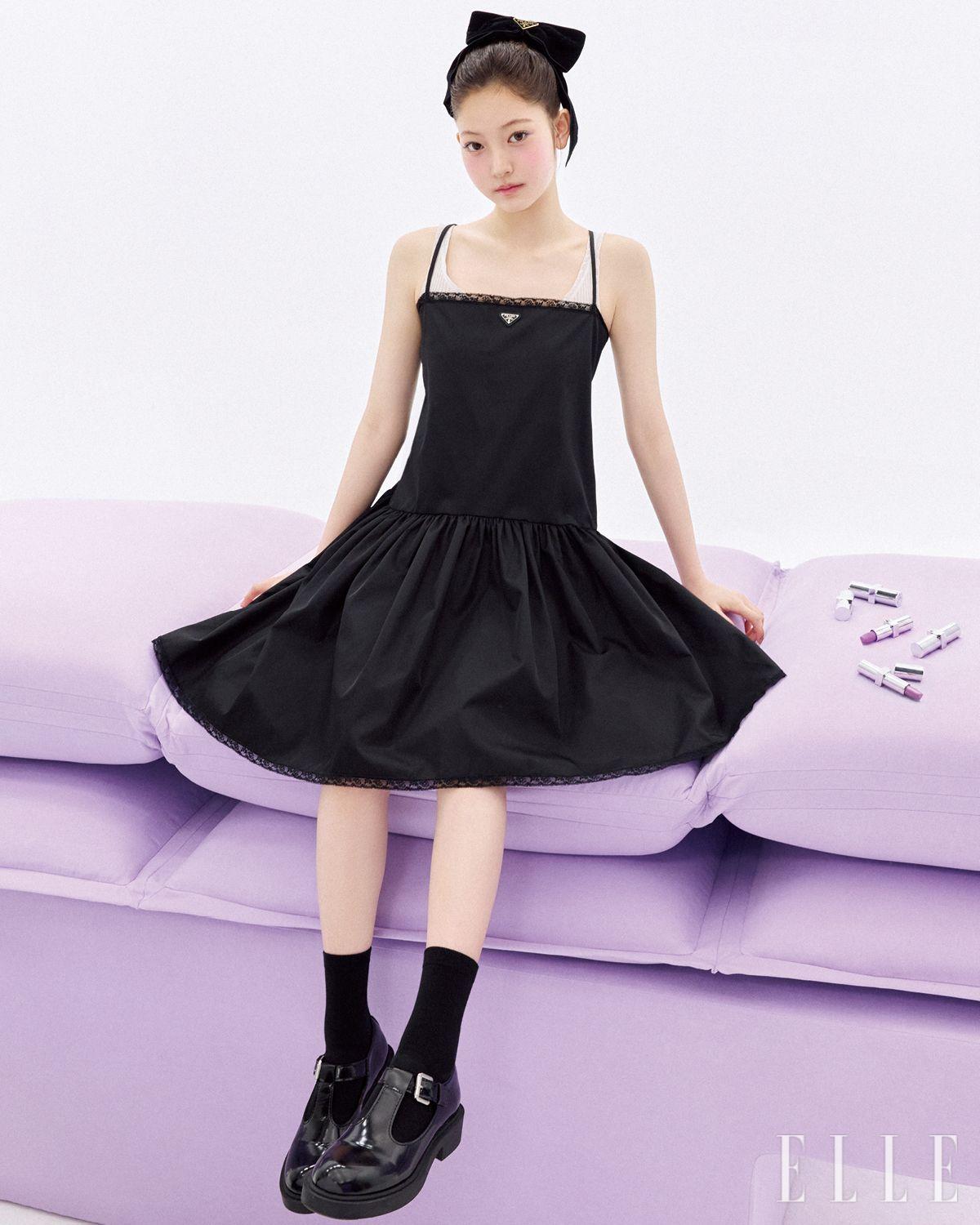 블랙 리나일론 원피스와 화이트 이너 웨어 톱, 헤어핀은 모두 Prada. 슈즈와 삭스는 스타일리스트 소장품. 