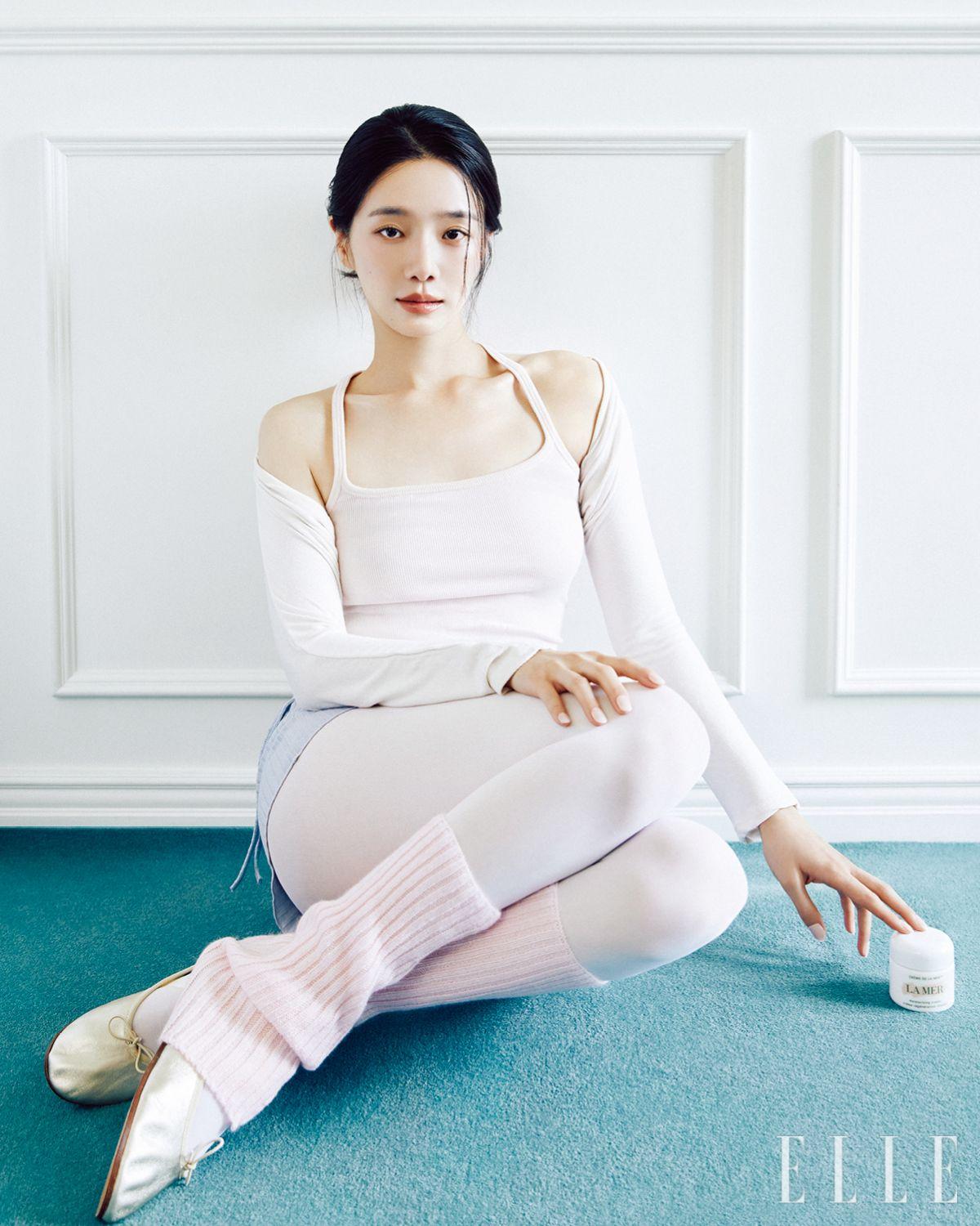 평소 발레를 비롯해 몸을 움직이는 시간을 즐기는 박규영. 호흡과 감각에 몰입하는 운동은 그녀가 컨디션을 끌어올리는 방법이다. 땀을 흘린 뒤, 열감이 남은 피부를 진정시키고 밸런스를 되찾아주는 과정 역시 웰니스 루틴의 연장선이다. 지친 피부에 크렘 드 라 메르를 부드럽게 바르면 해초 발효 원액인 미라클 브로스™가 깊은 진정과 보습을 전한다. 몸의 에너지를 채우듯 피부 본연의 힘을 다독이는 그녀만의 세심한 마무리.