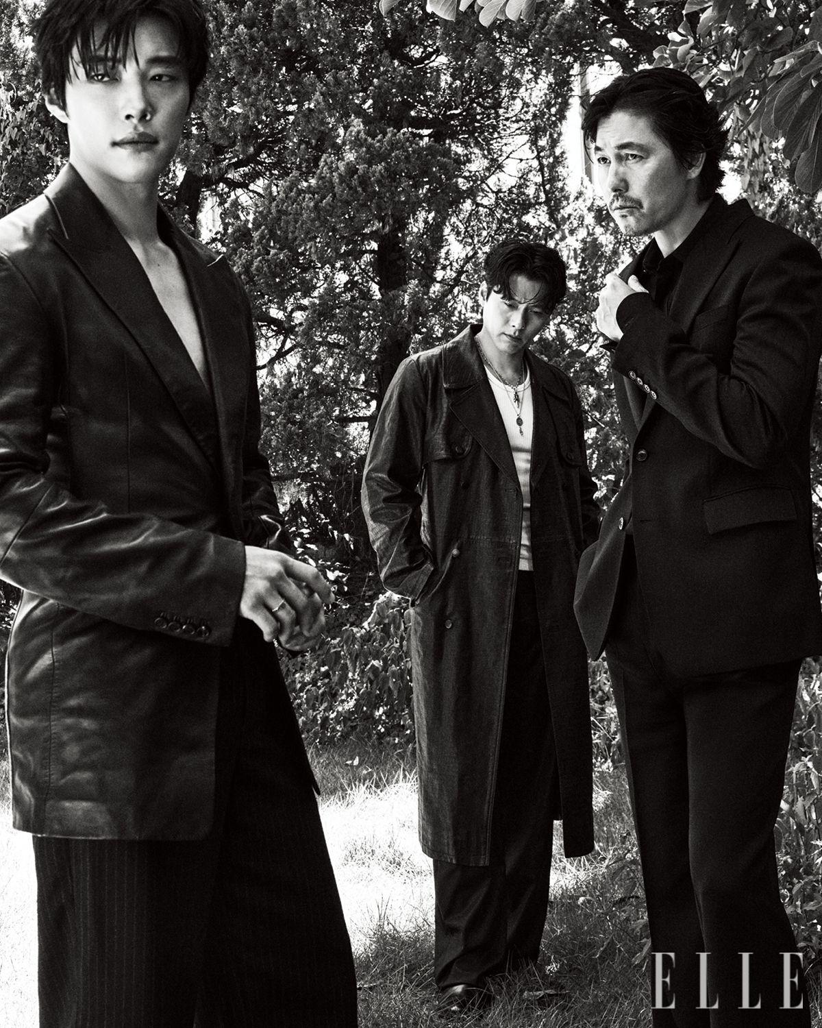 우도환이 입은 레더 재킷과 스트라이프 팬츠는 모두 Saint Laurent by Anthony Vaccarello. 체인 링은 Numbering. 현빈이 입은 레더 코트는 Amiri. 팬츠는 Gucci. 슈즈는 Jimmy Choo. 액세서리는 모두 Chrome Hearts. 정우성이 입은 재킷과 팬츠는 모두 Heonkim. 셔츠는 스타일리스트 소장품.