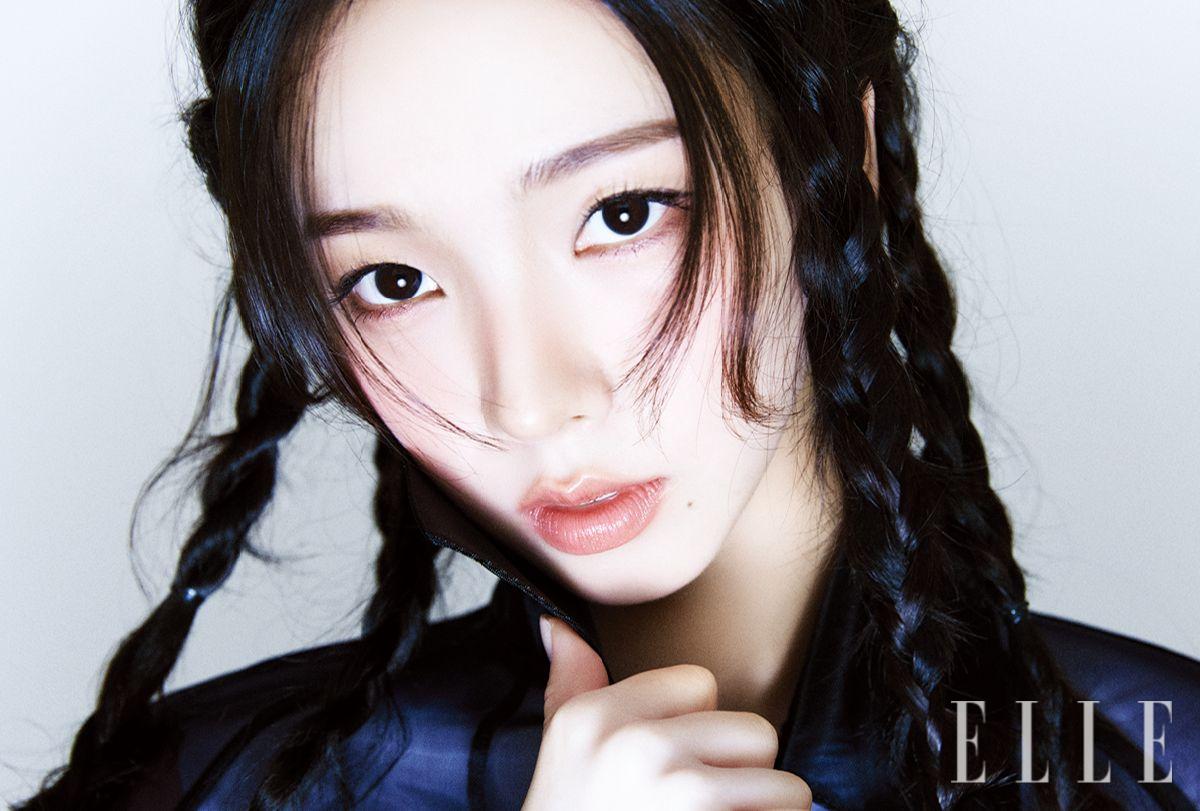 코트는 Prada.