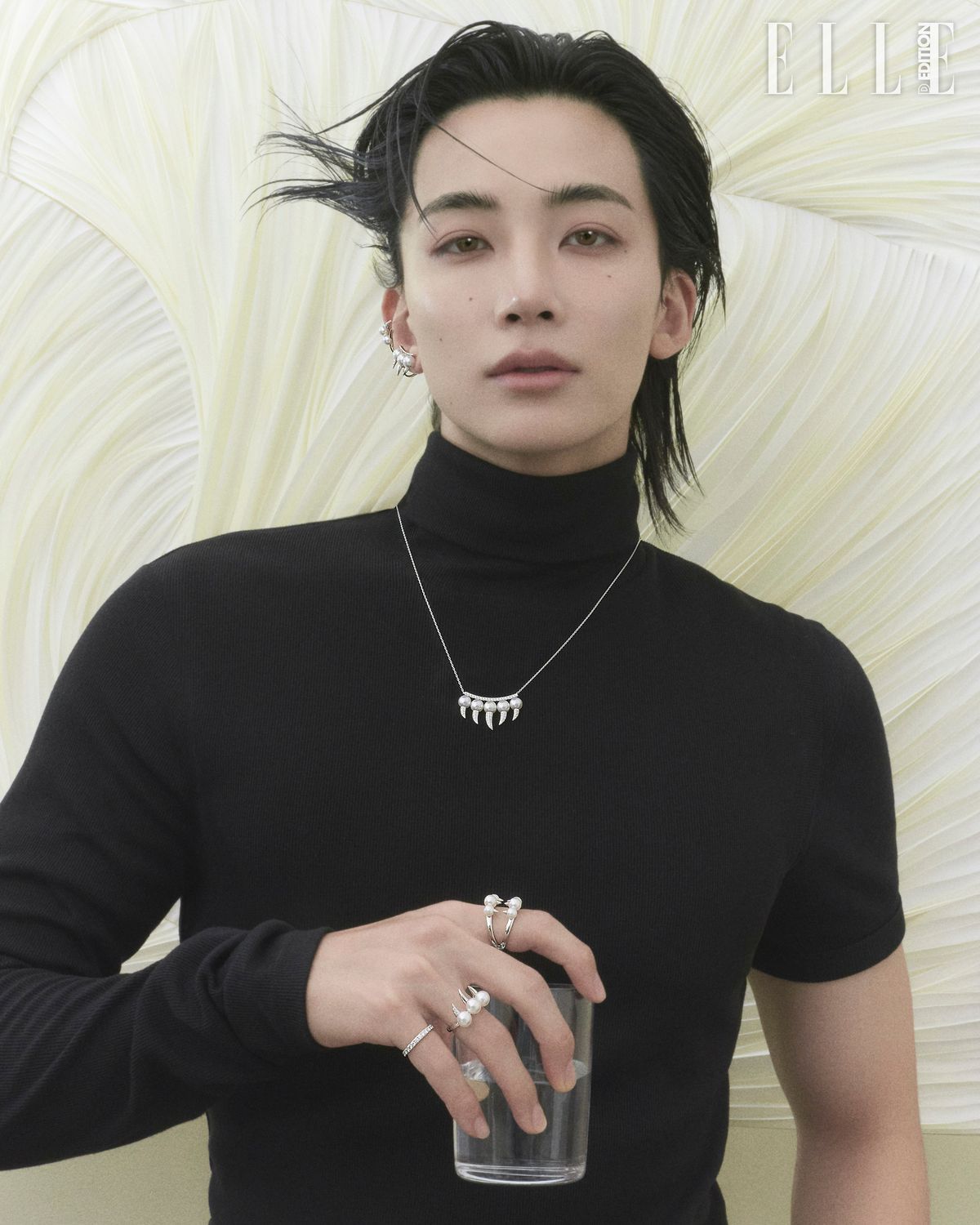 아코야 진주 위로 솟아난 가시 모티프로 전에 없던 아름다움을 제안하는 타사키의 데인저 컬렉션. 정한이 착용한 화이트골드에 아코야 진주, 다이아몬드를 파베 세팅한 데인저 호른 플러스 이어커프, 옐로골드에 아코야 진주를 세팅한 데인저 호른 플러스 이어커프, 화이트골드에 아코야 진주와 다이아몬드를 파베 세팅한 데인저 팡 이어링과 데인저 팡 네크리스, 검지에 착용한 화이트골드에 아코야 진주를 세팅한 데인저 시그니처 링, 약지에 착용한 화이트골드에 아코야 진주와 다이아몬드를 세팅한 데인저 팡 링은 모두 Tasaki.