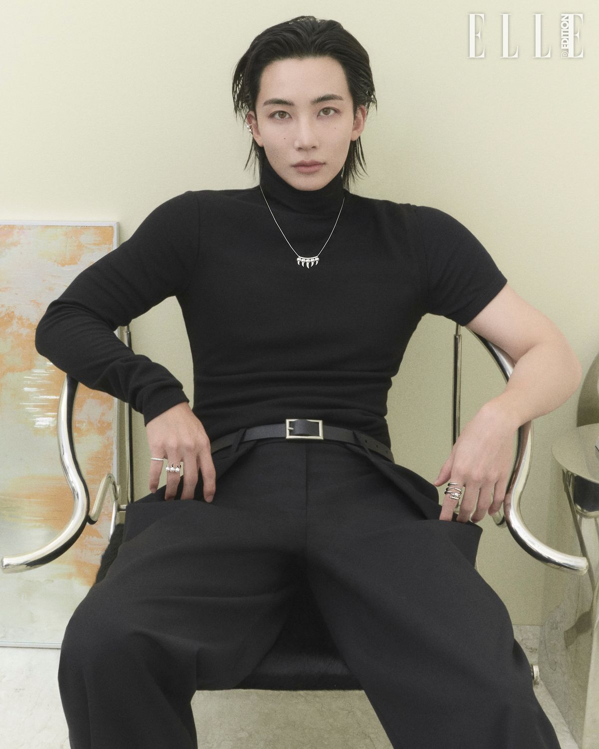 화이트골드에 아코야 진주, 다이아몬드를 파베 세팅한 데인저 호른 플러스 이어커프, 옐로골드에 아코야 진주를 세팅한 데인저 호른 플러스 이어커프, 화이트골드에 다이아몬드 파베 세팅한 데인저 팡 네크리스, 왼손 검지에 착용한 아코야 진주를 세팅한 데인저 호른 플러스 다이아몬드 파베 링과 레이어드한 데인저 호른 다이아몬드 파베 링, 오른손 약지에 착용한 화이트골드에 아코야 진주와 다이아몬드를 세팅한 데인저 팡 링은 모두 Tasaki. 풀오버는 Jimin Lee, 팬츠는 Rokh, 티셔츠와 벨트는 스타일리스트 소장품.