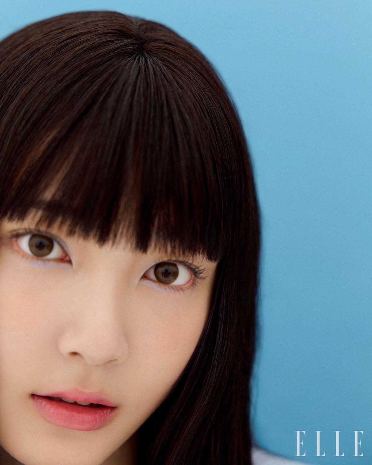 세아가 가만히 카메라를 응시하던 순간, 가장 솔직한 소녀의 얼굴과 눈빛을 포착했다. 프라다 디멘션 아이섀도우, 05 퓨어에 든 소프트 블루 섀도로 눈 앞머리에 예상치 못한 블루 빛깔 포인트를 준 다음, 프라다 립 밤, U001 아스트랄 핑크를 입술에 발라 자연스러운 핑크빛 혈색을 표현했다. 사용 제품은 모두 Prada Beauty.