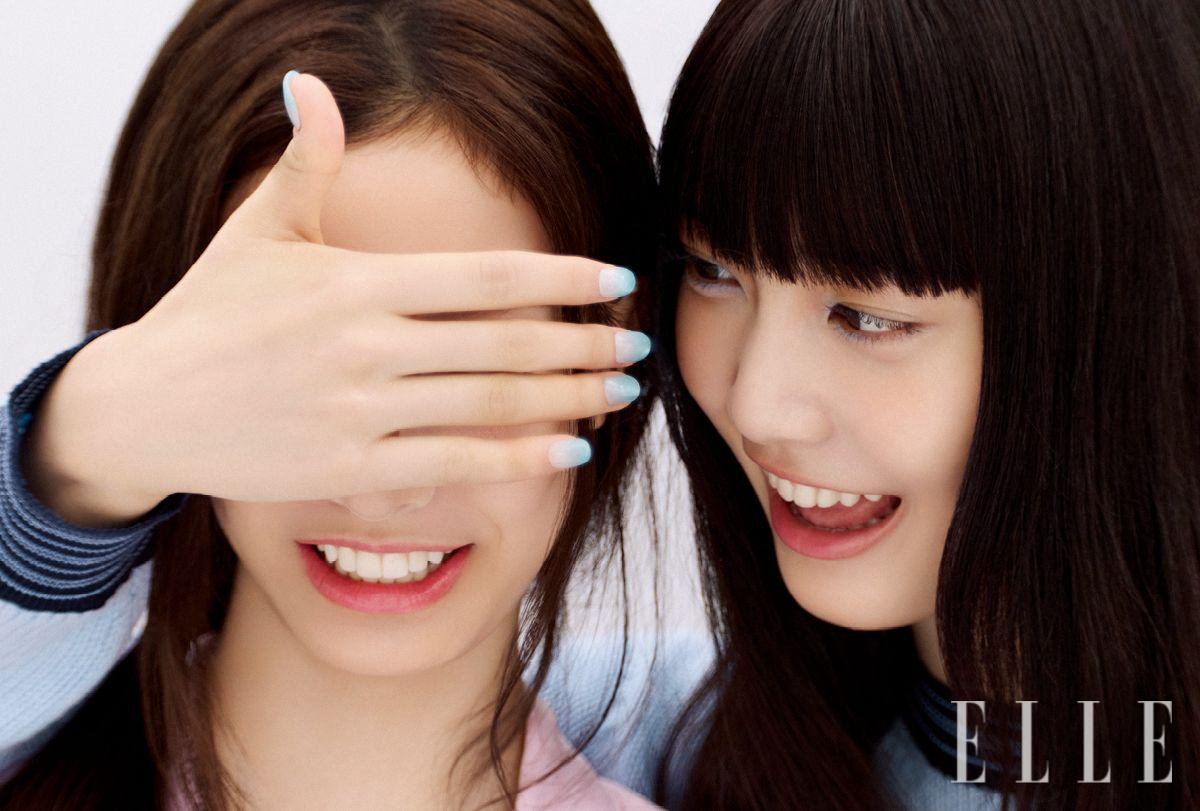 서연과 세아가 만나자 카메라와의 거리마저 가까워진다. 프라다 립 밤을 건네고, 한껏 웃으며, 엉뚱한 장난을 치는 사이 드러나는 튜이드만의 색, 튜이드만의 솔직한 아름다움. 서연이 입은 핑크색 셔츠와 세아가 입은 블루 니트는 모두 Prada.