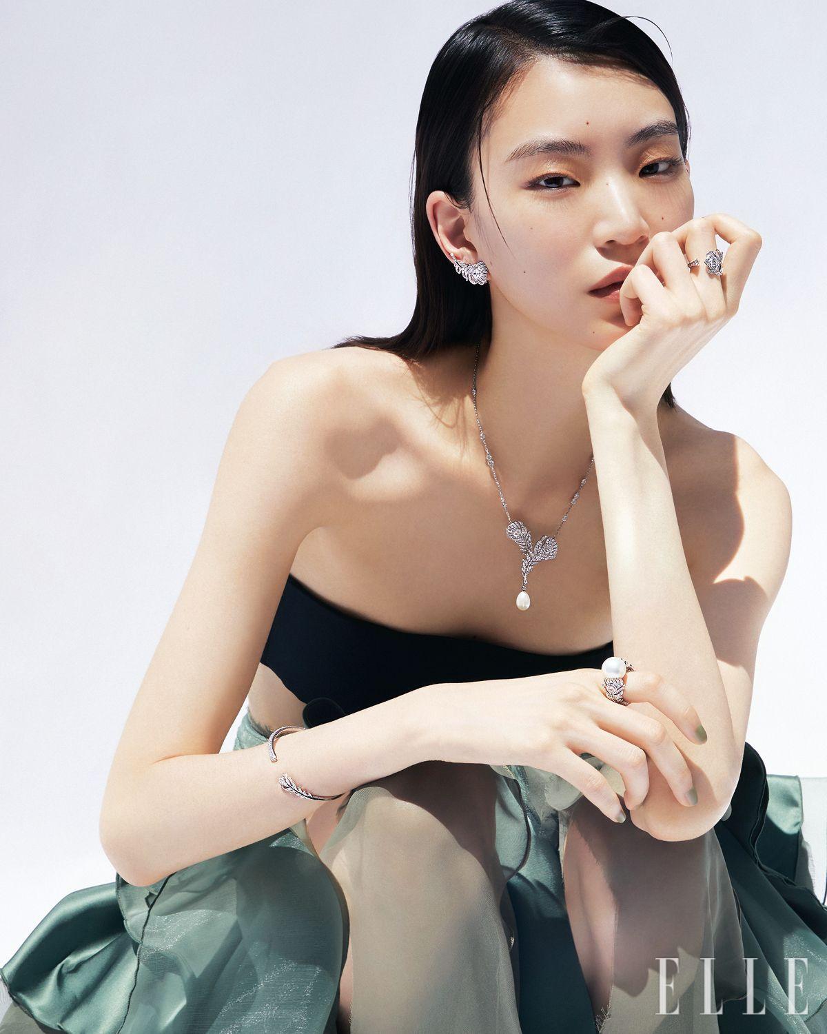 톱은 Courrèges. 시어 스커트는 Songzio.