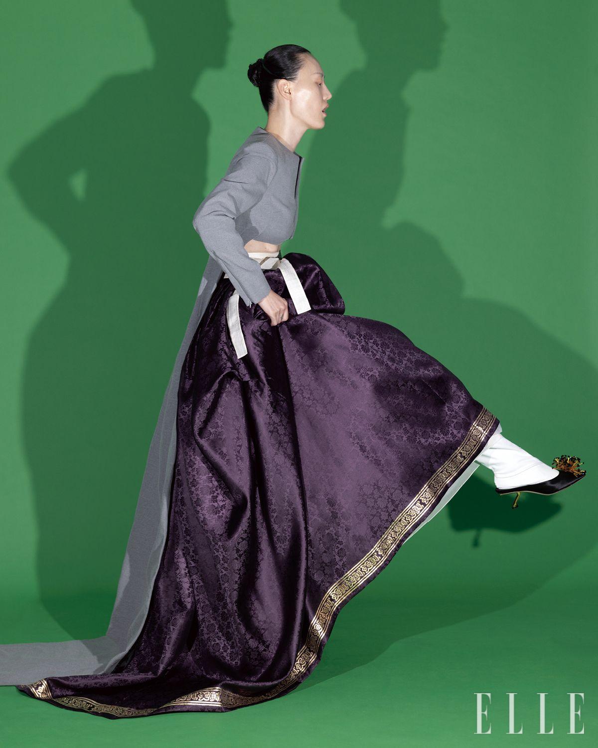 치마는 온지음 옷공방(이경선) 작품. 재킷은 Minuspluswear. 뮬은 Ferragamo. 