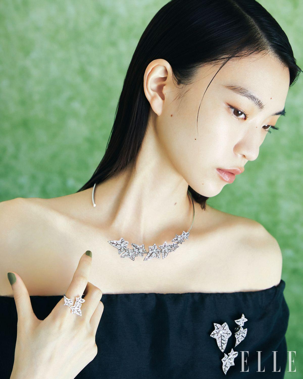 오프숄더 톱은 Jinsun. 