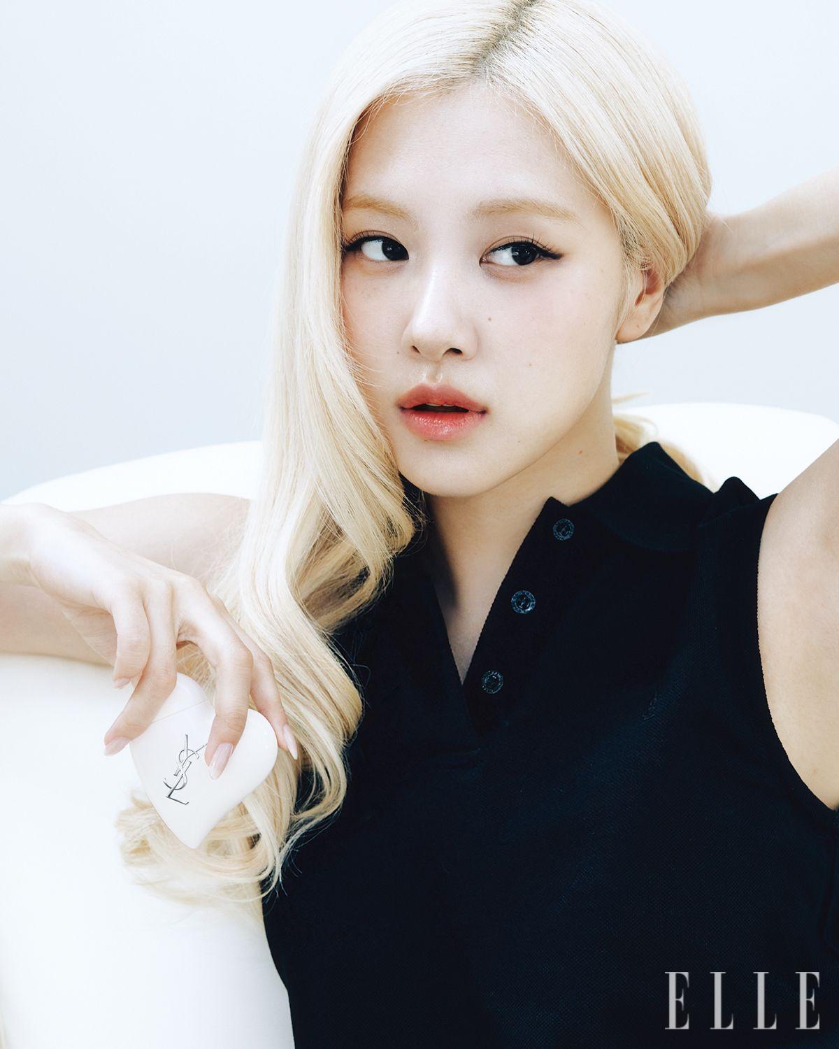 로제의 ‘모닝 크러쉬 (Morning Crush)’ 모멘트. 세상으로 나아가기 전, 간결하지만 우아한 제스처로 뚜껑을 열어 핸드크림을 바르는 순간 로제의 하루가 시작된다. 뚜쉬 에끌라 글로우-팩트 쿠션을 얇게 두드려 바르고, 꾸뛰르 미니 클러치, 710 오버 브라운으로 눈가에 은은한 음영만 가볍게 표현한 뒤, 잉크 바이닐 틴트, 446 스파이스드 시크릿을 입술 안쪽 중심으로 발라 마무리. 사용 제품은 모두 YSL Beauty.