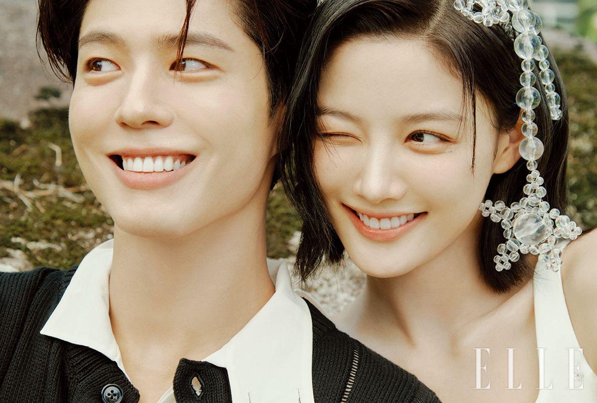 보검이 입은 카디건은 Ann Demeulemeester by Adekuver. 셔츠는 Enfants Riches Déprimés. 스카프는 스타일리스트 소장품. 유정이 입은 아플리케 톱은 Bibiy. 헤드피스는 Brown Hat.