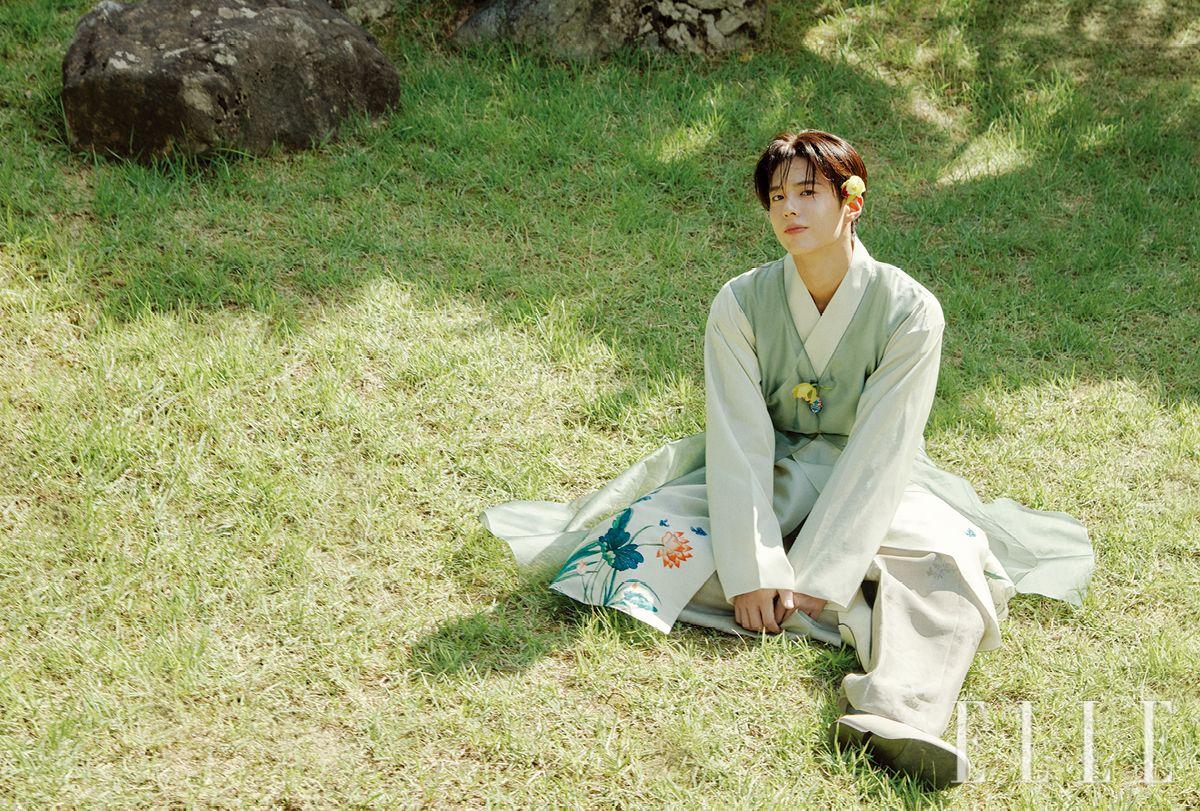 연꽃이 그려진 두루마기, 조끼, 저고리, 바지는 모두 Leesle. 로퍼는 Postman.