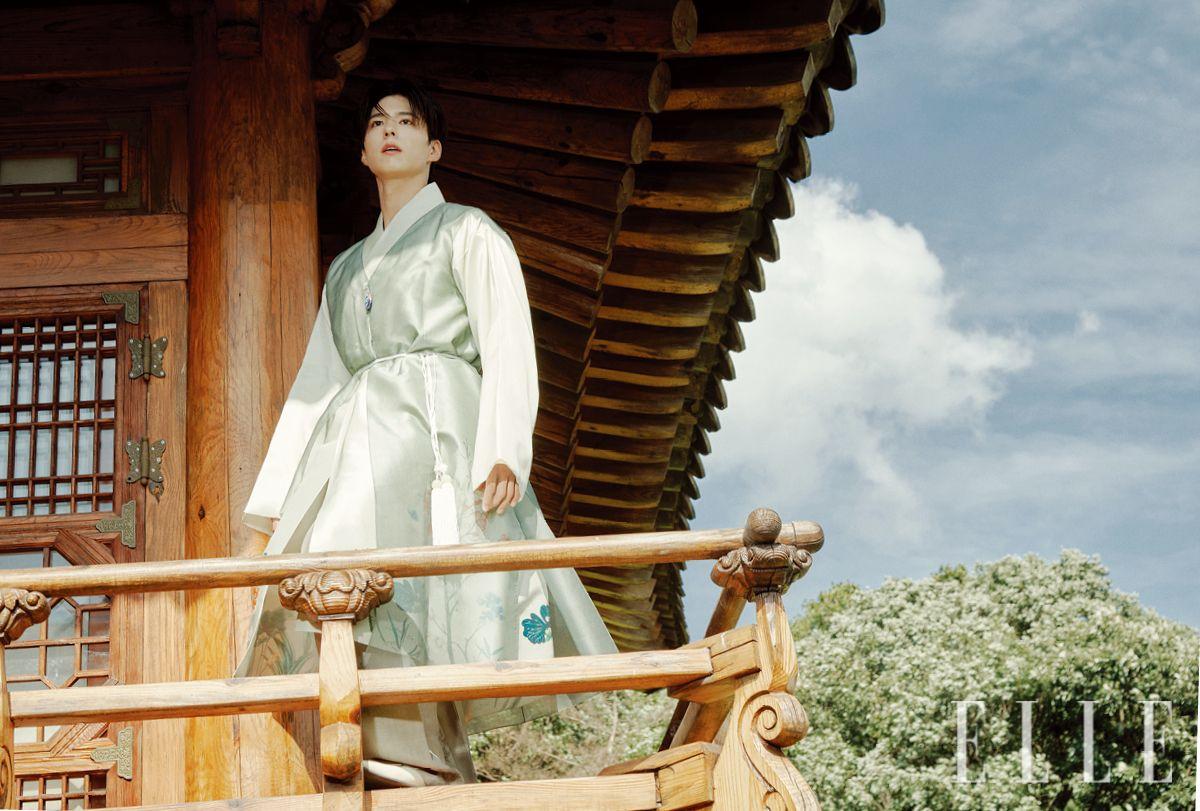 연꽃이 그려진 두루마기, 조끼, 저고리, 바지는 모두 Leesle. 슈즈는 Postman.