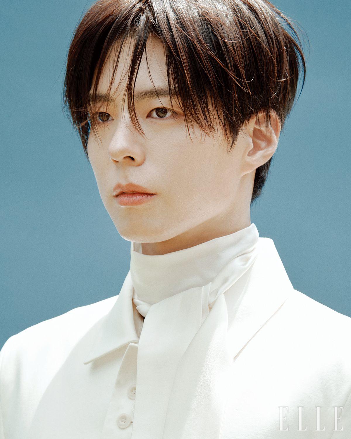 재킷은 Taekh. 새틴 셔츠와 스카프는 모두 Lemeteque.