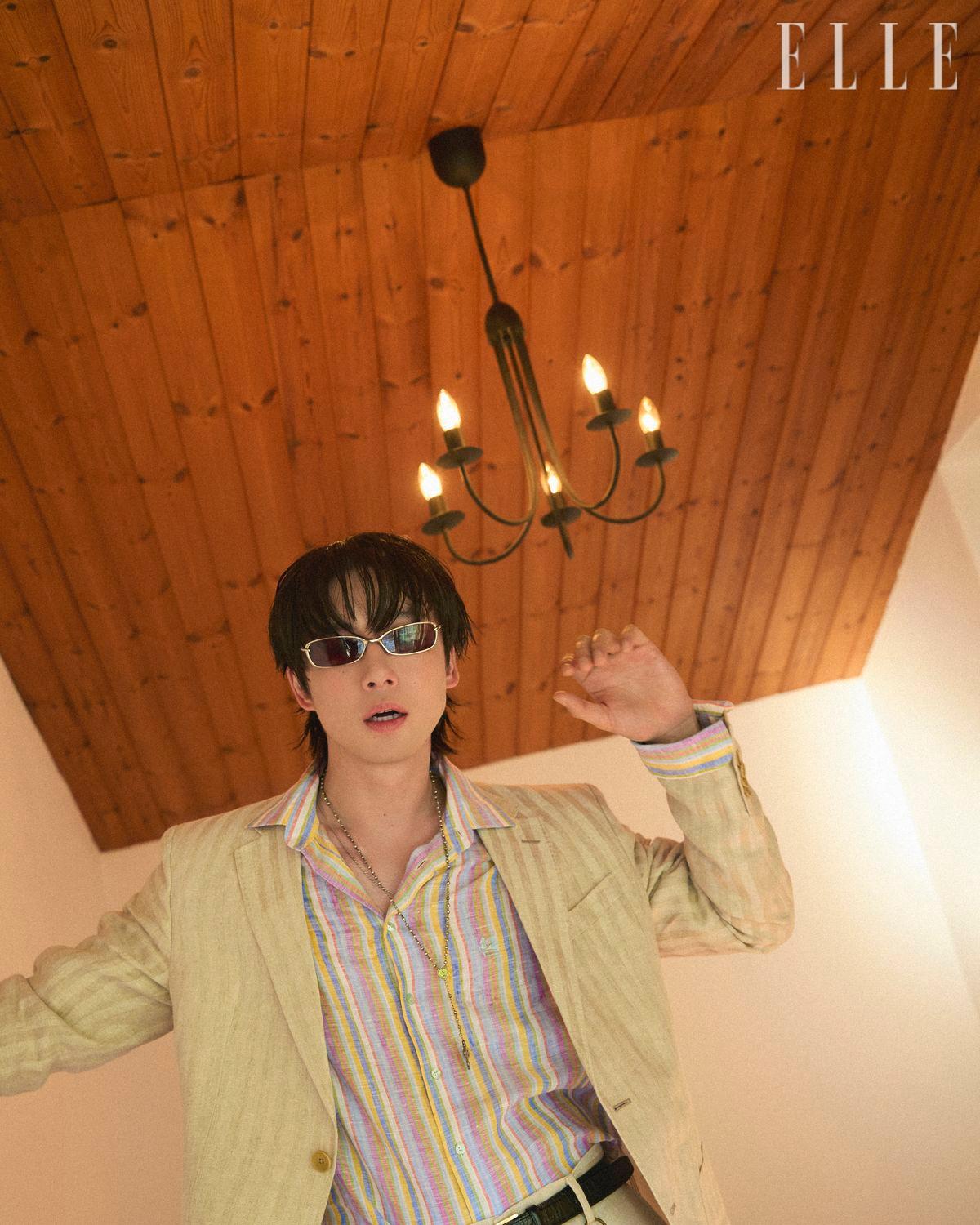 글로시한 실버 메탈 프레임과 브라운 렌즈가 조화를 이루는 선글라스 롤리 02(BR)는 Gentle Monster. 날렵한 스퀘어 실루엣에 브라운 컬러 렌즈가 클래식하면서도 레트로한 무드를 완성한다. 재킷과 셔츠, 팬츠는 Etro. 로퍼는 Amiri. 네크리스는 Ramshackle. 벨트는 Lmood. 시계 키체인은 스타일리스트 소장품. 