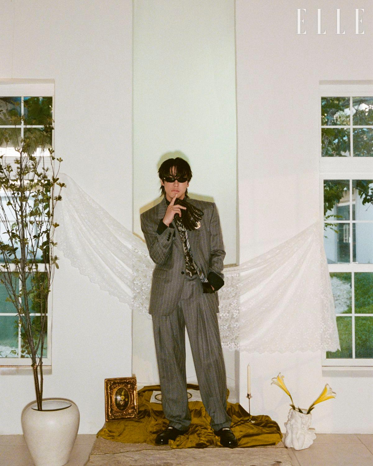 캣아이 디자인의 선글라스 크레페 01는 Gentle Monster. 재킷과 셔츠, 팬츠, 로퍼, 타이, 스카프, 카메오 브로치는 Dolce&Gabbana. 부엉이 브로치 스타일리스트 소장품. 장갑은 Berluti. 벨트는 Recto. 