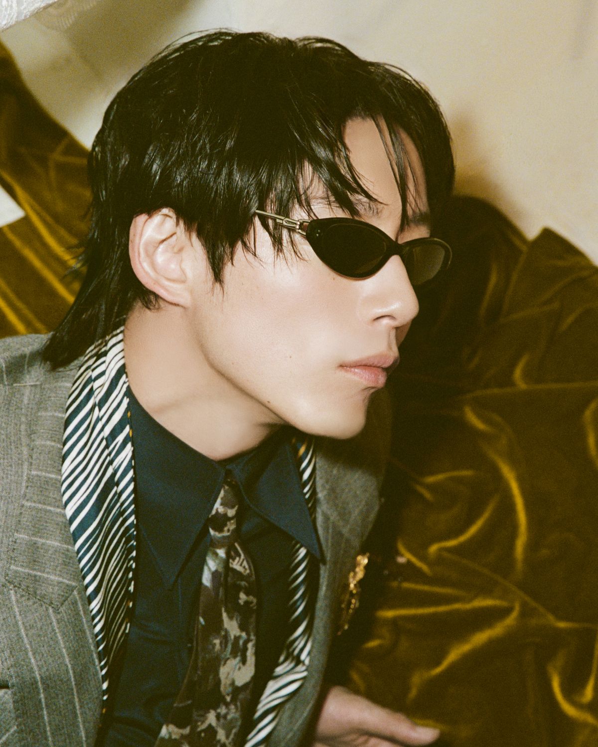 캣아이 디자인의 선글라스 크레페 01는 Gentle Monster. 재킷과 셔츠, 팬츠, 로퍼, 타이, 스카프, 카메오 브로치는 Dolce&Gabbana. 부엉이 브로치 스타일리스트 소장품. 장갑은 Berluti. 벨트는 Recto.