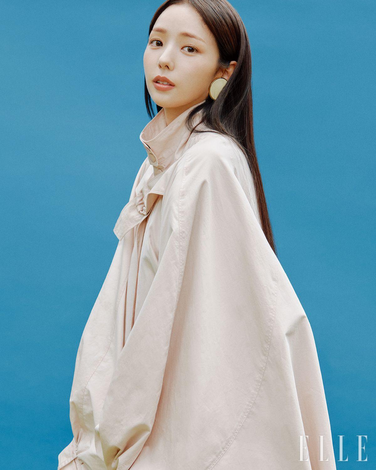 트렌치코트와 볼드한 이어링은 모두 Chloé.