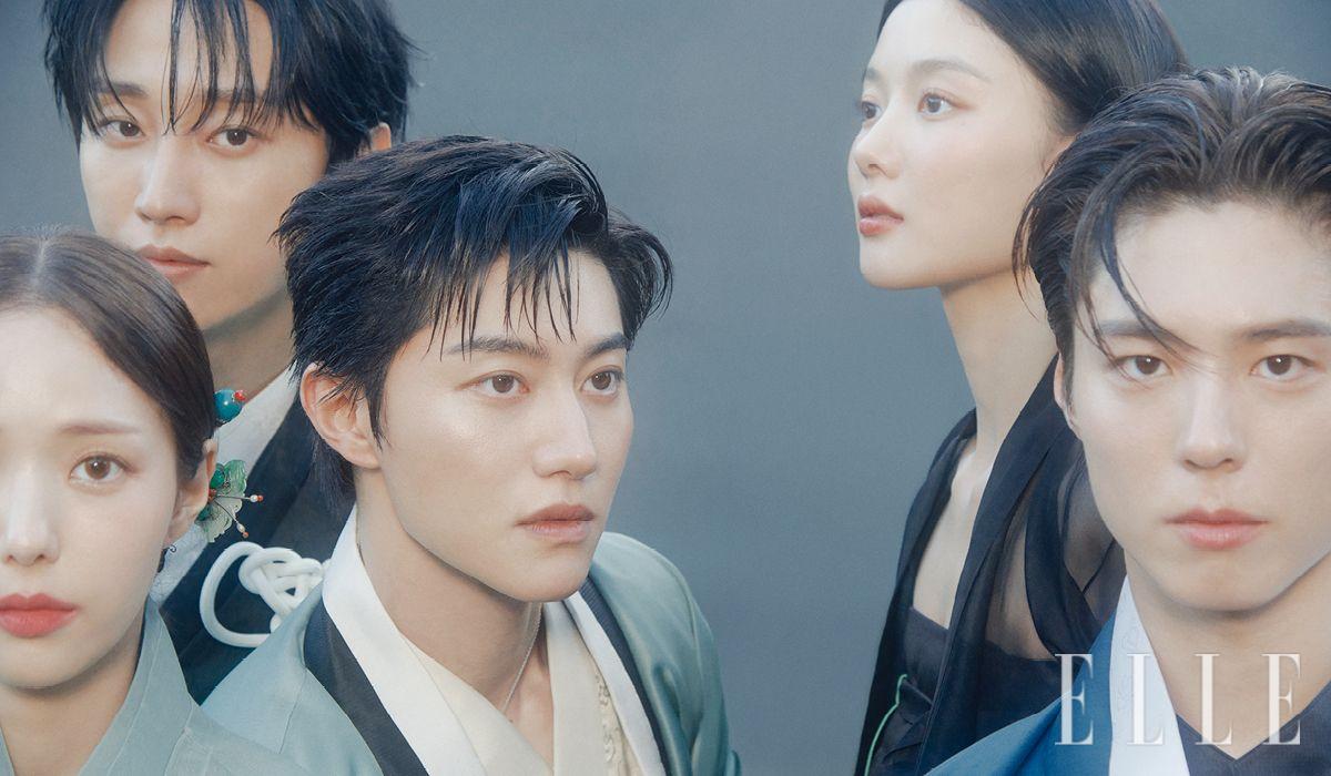 수빈이 입은 한복은 Lleehwa. 터키석 뒤꽂이는 Kumdanje. 초록 나비 뒤꽂이는 Hanboklynn. 진영이 입은 한복과 매듭 노리개는 모두 Guiroe. 동연이 입은 한복은 Tchai Kim. 목걸이는 Tiffany & Co. 유정이 입은 한복은 Seodamhwa. 보검이 입은 한복은 Leesle. 배자는 Yuhyunhwa Hanbok.