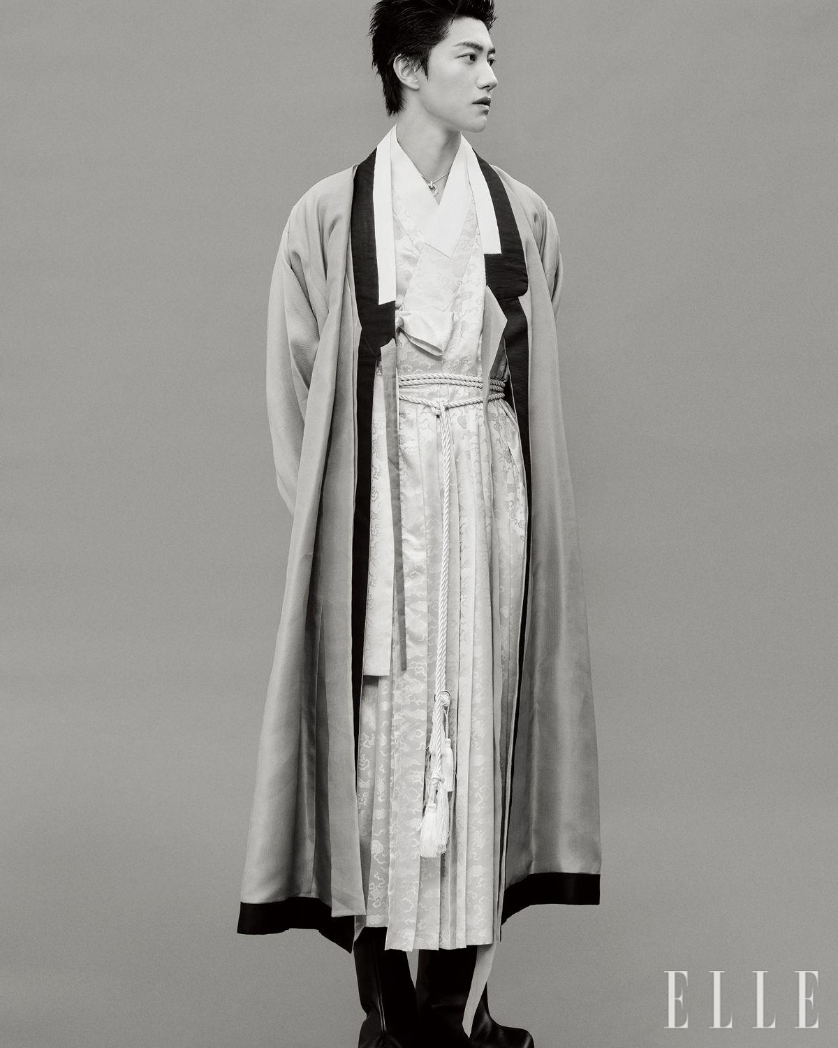 창의와 철릭은 Tchai Kim. 바지는 Zagae. 버선 모티프의 슈즈는 Hanboklynn. 목걸이는 Tiffany & Co. 술띠는 스타일리스트 소장품.