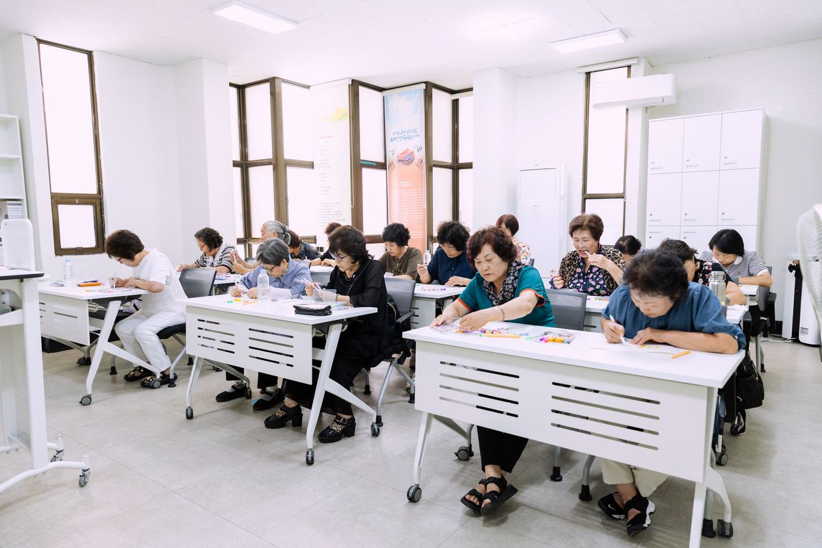 새로워진 교실에서 수업을 듣는 무궁화학교 학생들