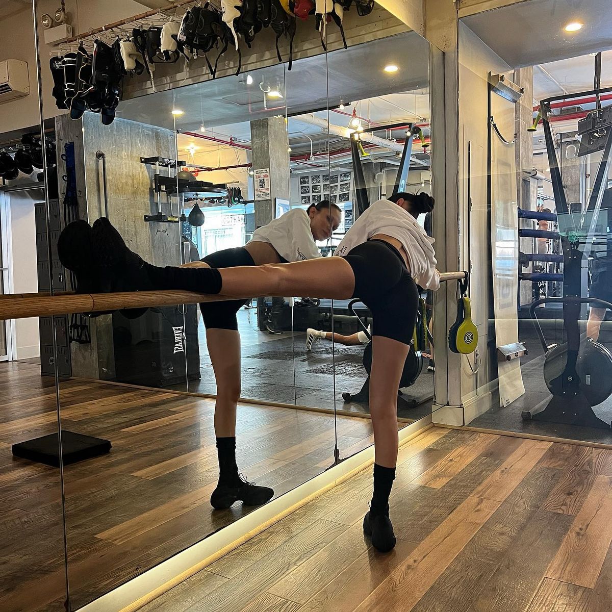 @bellahadid