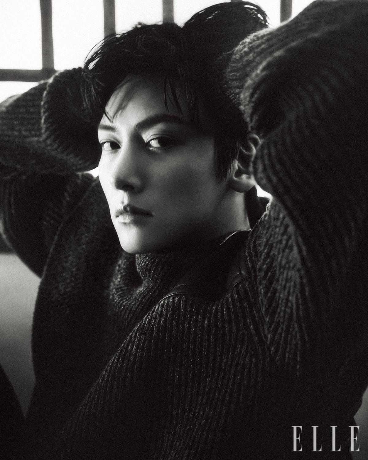 니트 하이넥 스웨터는 Bottega Veneta.