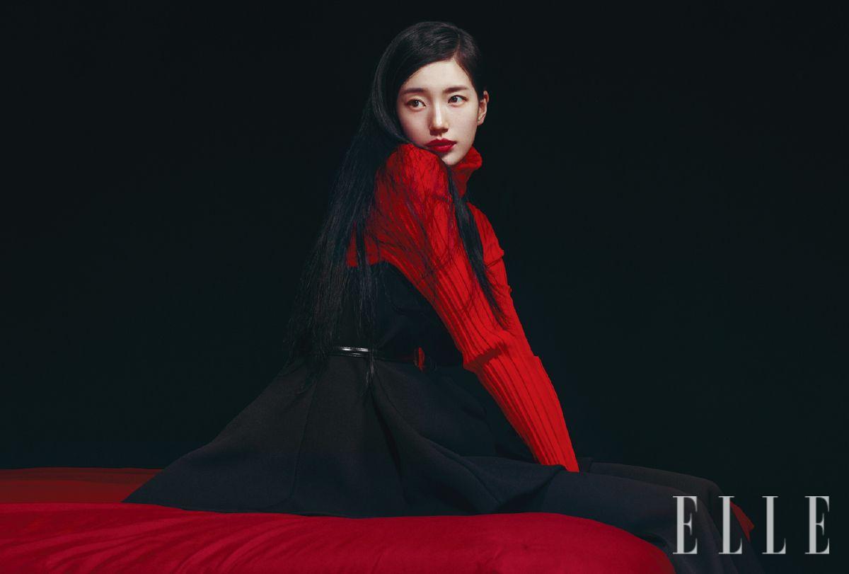 드레스와 터틀넥 스웨터, 팬츠, 부츠, 벨트는 모두 Celine.