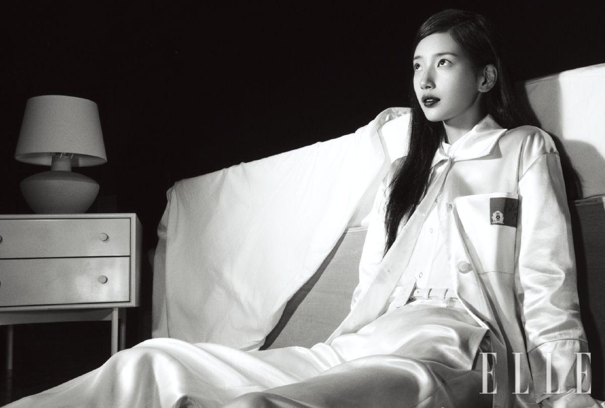 새틴 셔츠와 이너 셔츠, 팬츠, 부츠, 벨트는 모두 Celine.