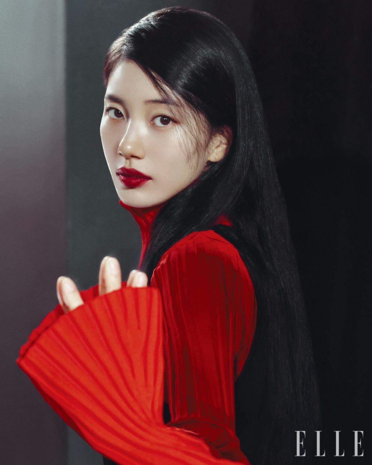 드레스와 레이어드한 터틀넥 스웨터는 모두 Celine.