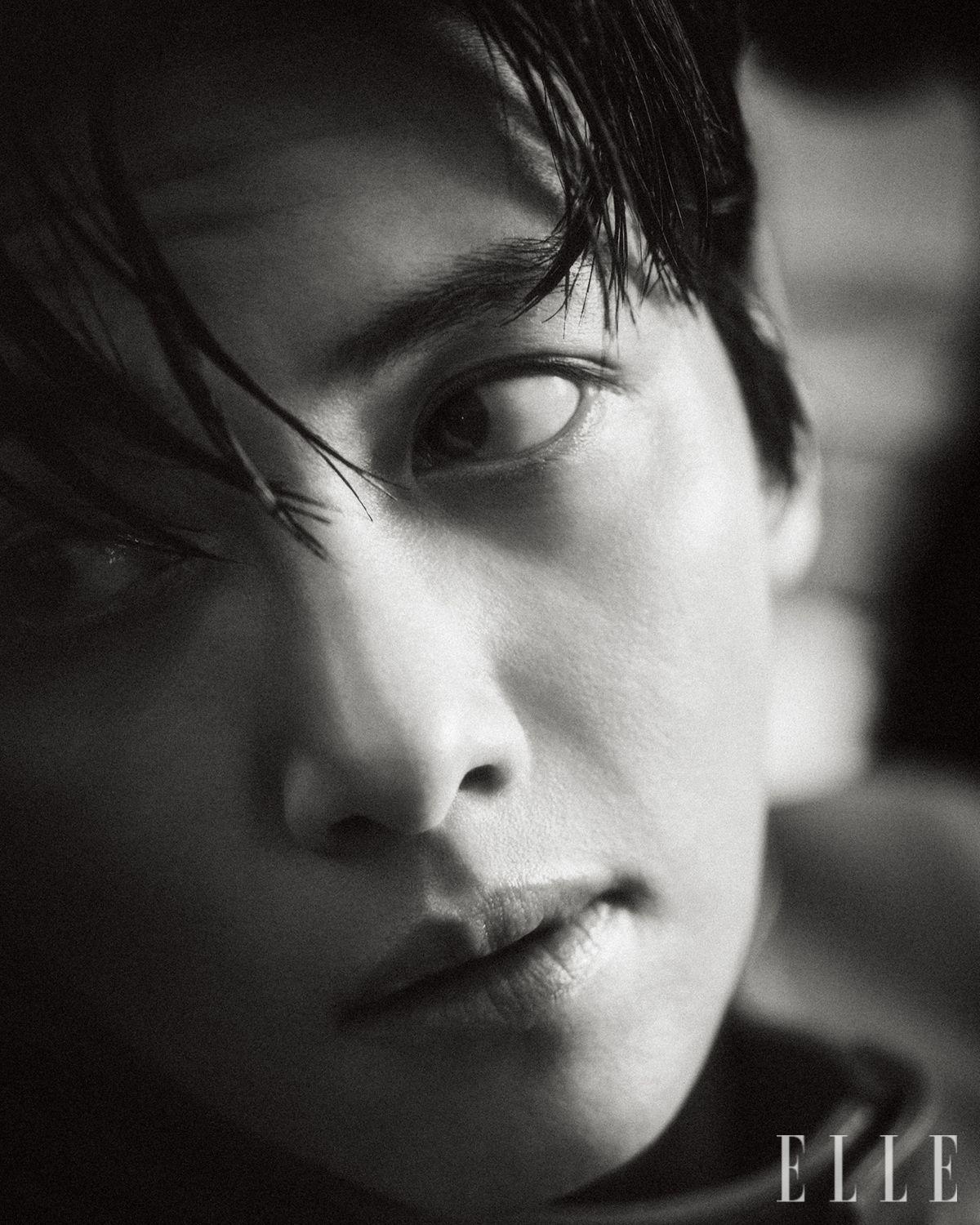 레더 재킷은 Noir Larmes. 화이트 슬리브리스와 블랙 팬츠는 모두 Recto. 