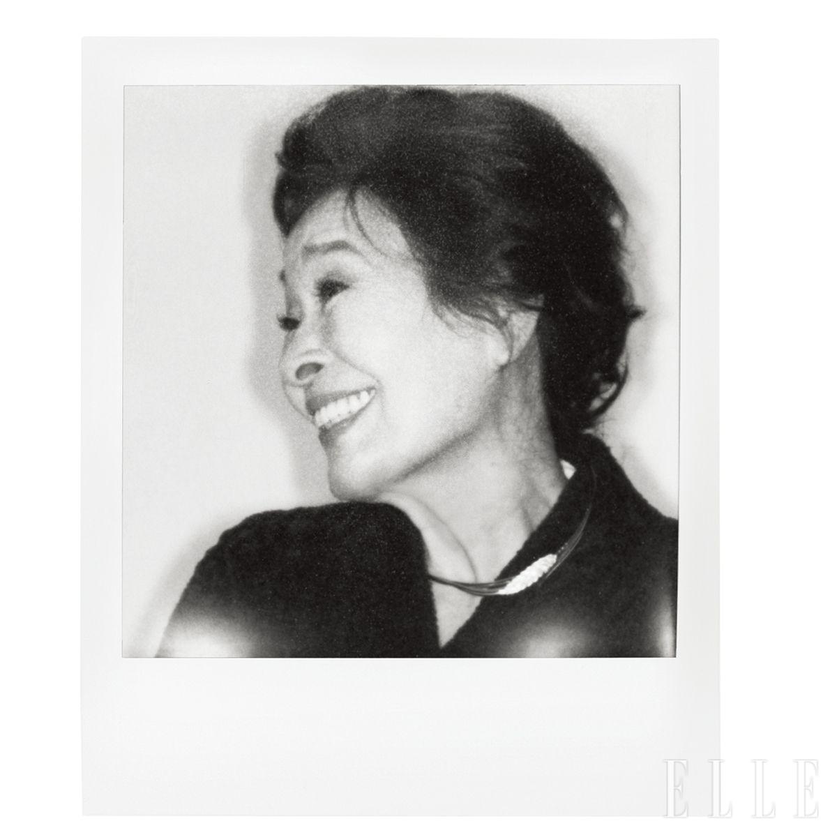 카디건은 Loro Piana. 밀 이삭 모티프의 ‘에피 드 블레 드 쇼메’ 하이 주얼리 네크리스는 Chaumet.