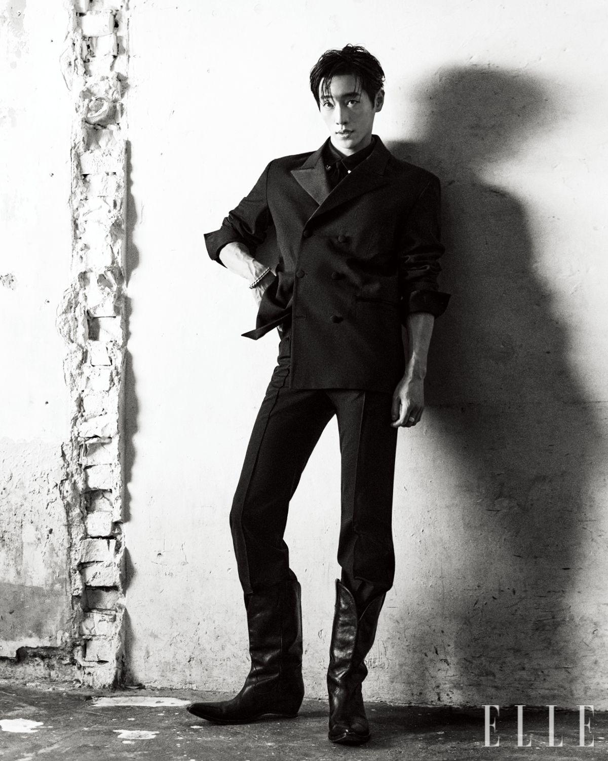 재킷과 셔츠, 팬츠, 타이는 모두 Ernest W. Baker by 10 Corso Como Seoul. 칼라 팁은 Boot Star. 슈즈는 Maison Margiela. 브레이슬릿과 링은 모두 Tom Wood.
