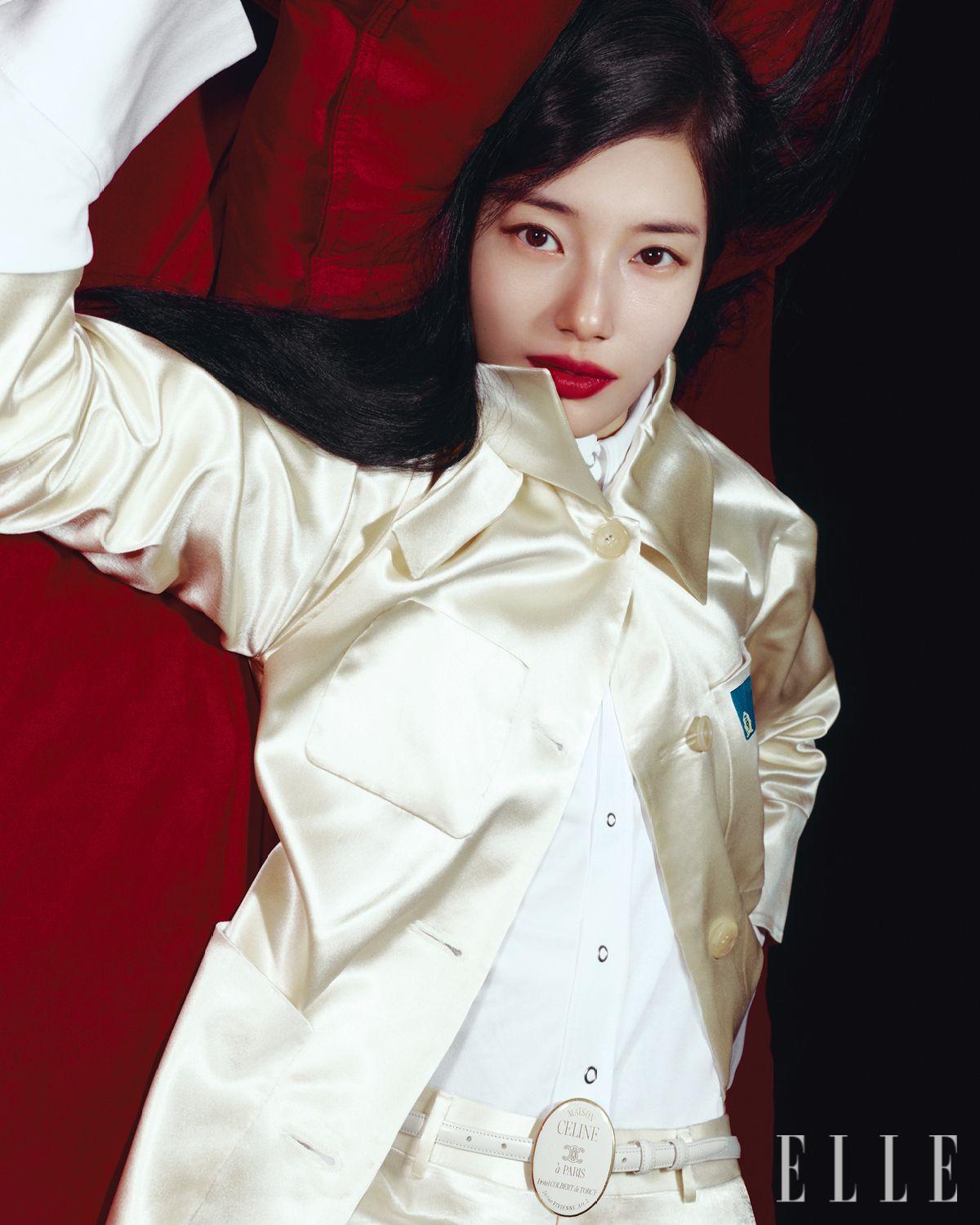 새틴 셔츠와 레이어드한 셔츠, 팬츠, 미니 메종 셀린느 버클 벨트는 모두 Celine.