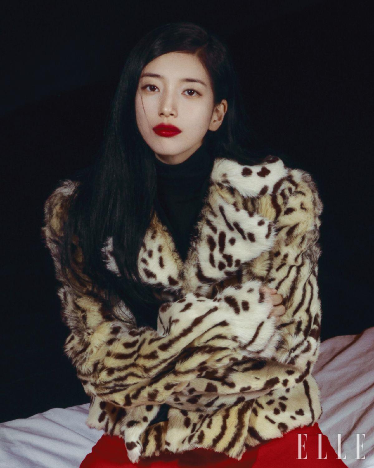 레오퍼드 시어링 블루종 재킷과 터틀넥 톱, 팬츠는 모두 Celine.