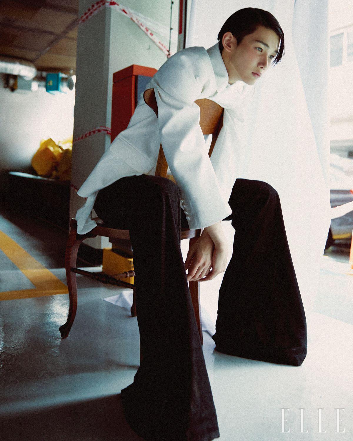 셔츠는 Ann Demeulemeester by 10 Adekuver. 팬츠는 Rick Owens. 재킷과 슈즈는 스타일리스트 소장품.