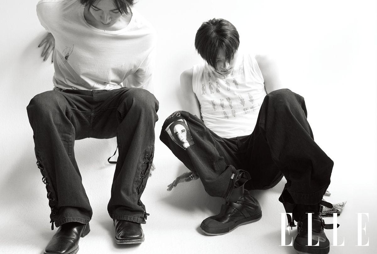 안신이 입은 롱 슬리브는 Ann Demeulemeester. 스터드 팬츠는 Troubled Waters. 부츠는 Acne Studios. 벨트는 스타일리스트 소장품. 