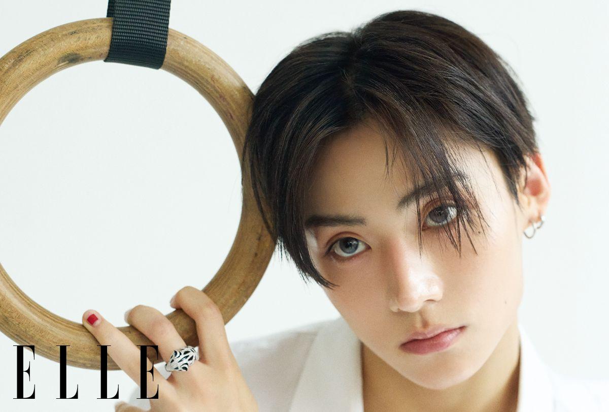 상원이 입은 셔츠, 커머밴드는 모두 Donggyun Hong. 스팽글 팬츠는 Saint Laurent. 왼손 중지의 링은 Boucheron.