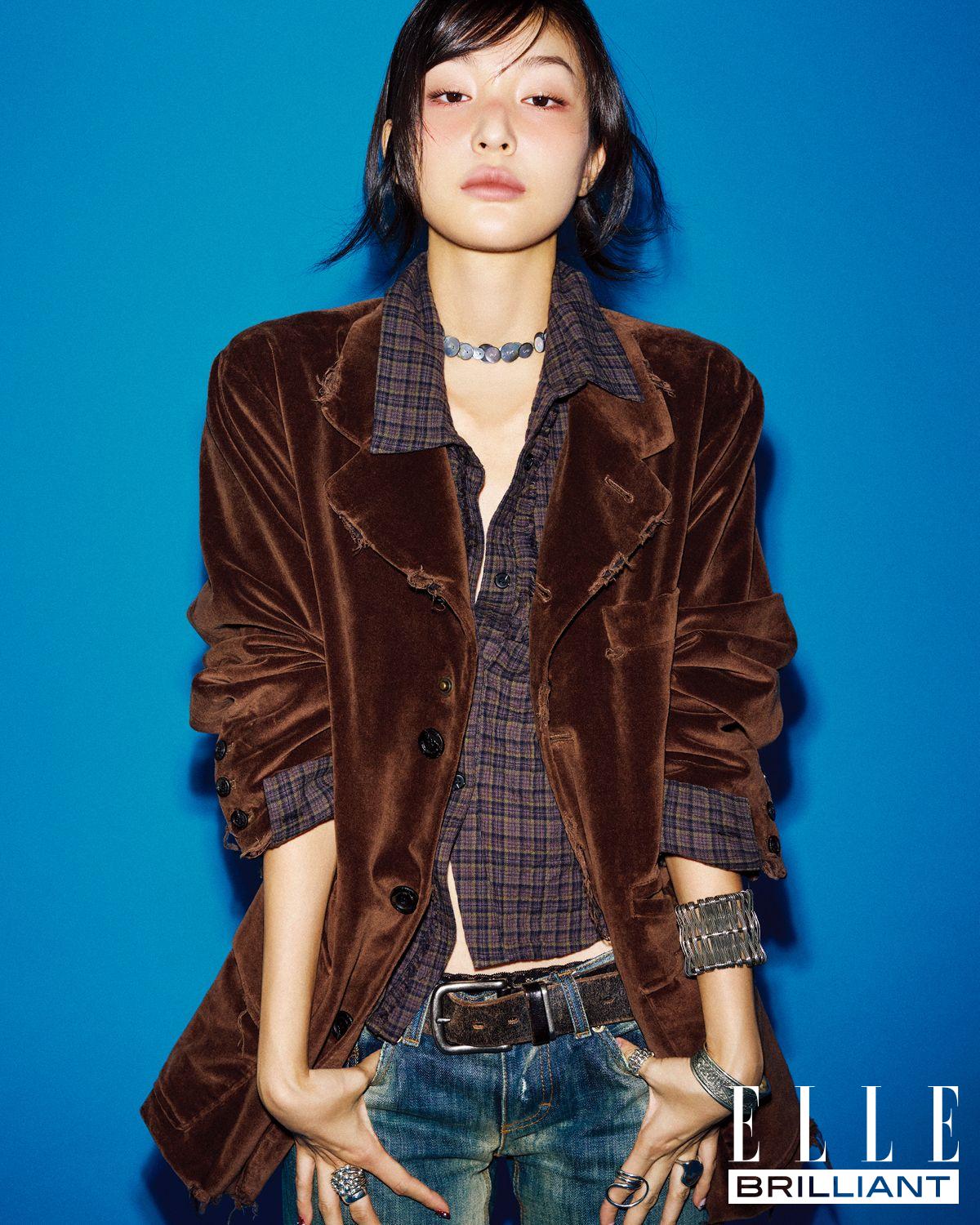 단추 네크리스와 빈티지 뱅글, 링, 브라운 재킷, 셔츠 톱, 데님 팬츠, 벨트, 보석함은 모두 본인 소장품. 