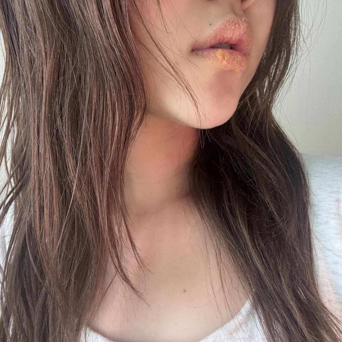 입술 위에 감도는 화사한 노란빛 컬러와 달콤한 구르망 향의 조합!