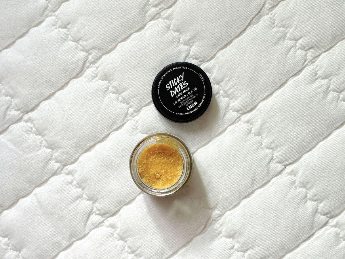 러쉬 스티키 데이츠 립 스크럽, 1만5천원, Lush. 