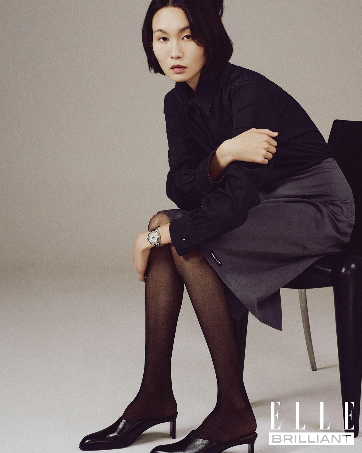 셔츠와 스커트는 가격 미정, 모두 Miu Miu. 뮬은 가격 미정, Khaite.