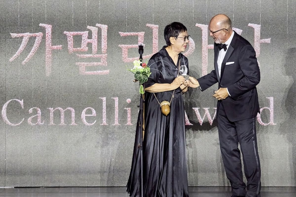 허안화 감독에게 까멜리아상을 수여하고 있는 샤넬코리아 클라우스 올데거 대표.