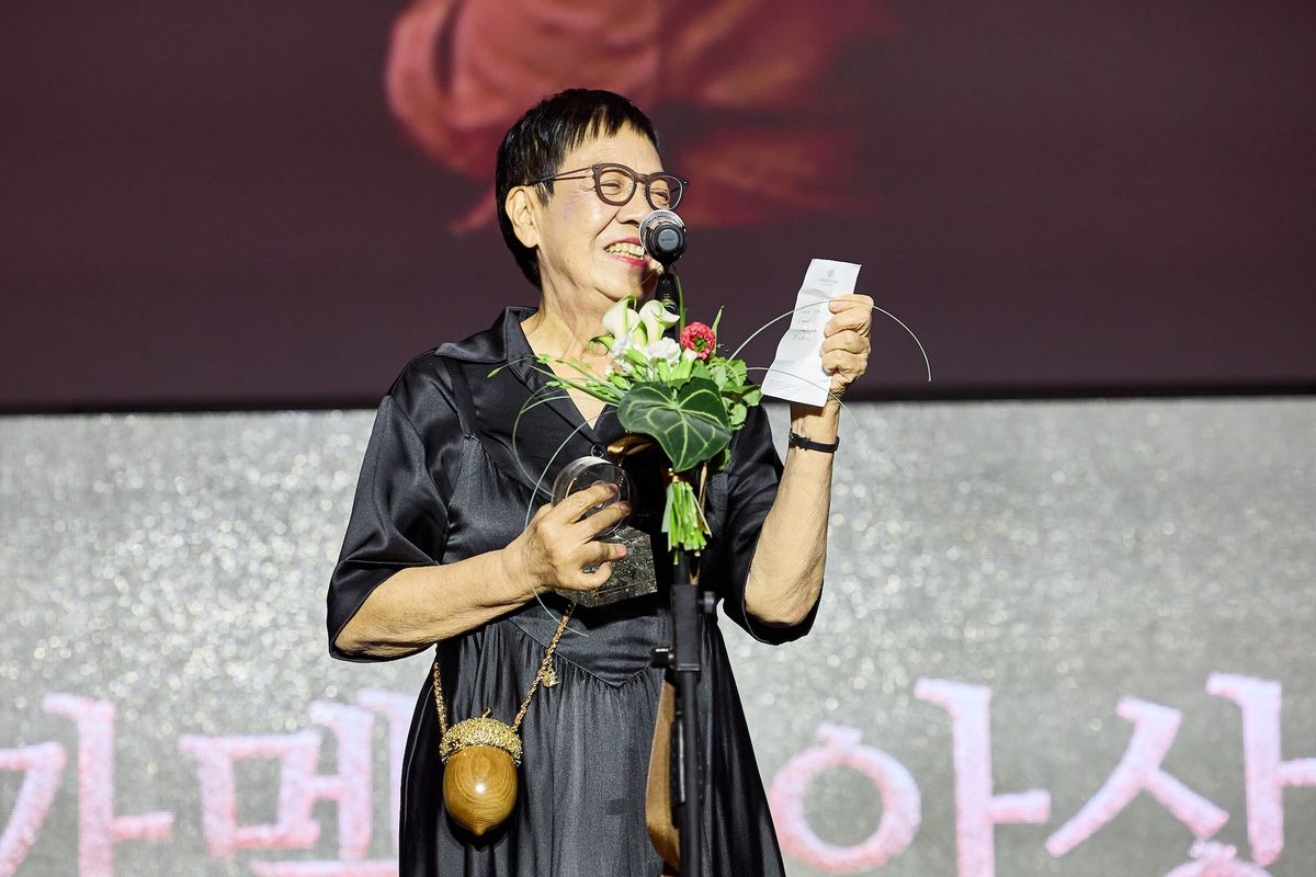 제 31회 부산국제영화제 개막식에서 '2026 까멜리아상'을 수상한 허안화 감독.