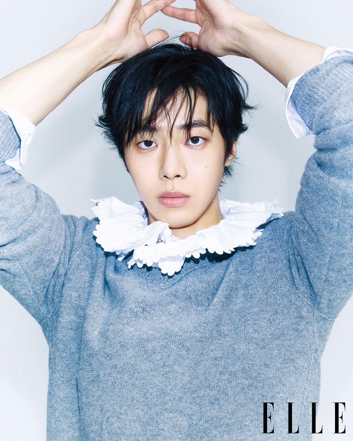 니트와 셔츠는 모두 Bottega Veneta.