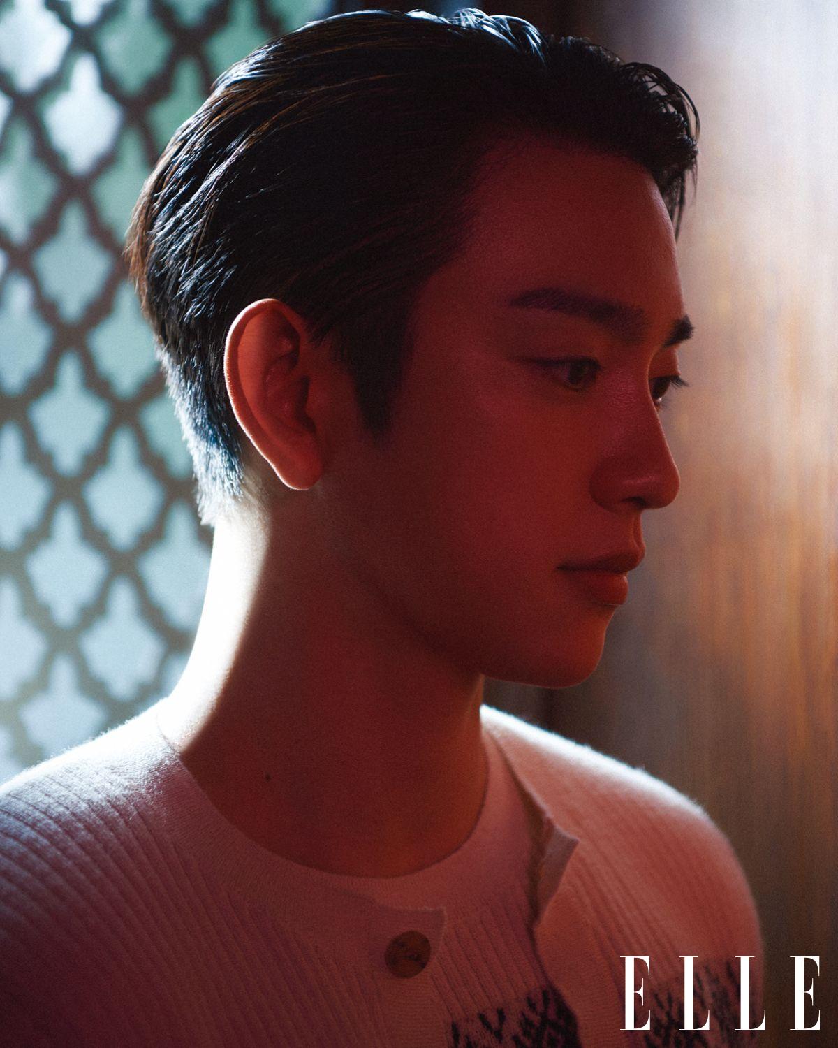 카디건과 이너 톱은 모두 Dries Van Noten.